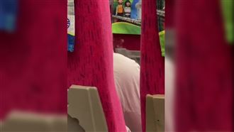 台鐵車廂內點檀香　後座乘客傻眼全拍下