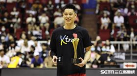 ▲高雄17直播鋼鐵人後衛林書豪獲頒3月MVP。（圖／記者劉彥池攝影）