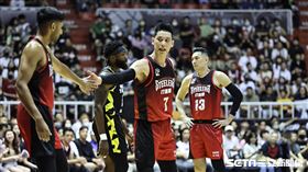 ▲高雄17直播鋼鐵人林書豪和隊友悟空（Gokul Natesan）擊掌。（圖／記者劉彥池攝影）