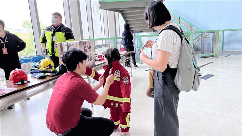 小小發爾麵！　新北消防闖關玩VR、地震車
