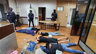 幫子洗白竟被關狗籠　警救出慈父瓦解黑幫