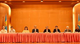 文化大學校長王子奇（右三）和陽明山姜太公道場主席羅世新（右四）正式簽訂合約，確認雙方合作主辦第一屆世界道家論壇研討會。文化大學提供