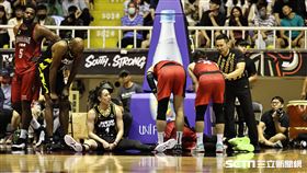 ▲新北國王後衛林書緯上籃撞倒哥哥林書豪。（圖／記者劉彥池攝影）