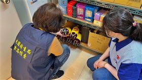 桃市衛生局稽查蘋(艸果)西打疑慮產品下架情形（1）生產蘋(艸果)西打的大西洋飲料公司遭爆桃園平鎮廠水質不符規定、出現不明沉澱物，桃園市衛生局提醒，23日凌晨零時起，市售食品通路商不得再販售1250ml及2000ml蘋(艸果)西打，稽查小組也陸續前往大賣場、超市、超商等處查核疑慮產品下架情形。（桃園市衛生局提供）中央社記者吳睿騏桃園傳真  112年4月23日