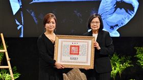 台灣制憲基金會今（23）日下午舉行「逆風蒼鷹辜寬敏紀念會」，總統蔡英文出席頒發褒揚令。（圖／行政院提供）