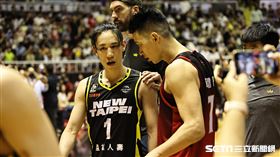 ▲高雄17直播鋼鐵人後衛林書豪賽後和弟弟林書緯交談。（圖／記者劉彥池攝影）