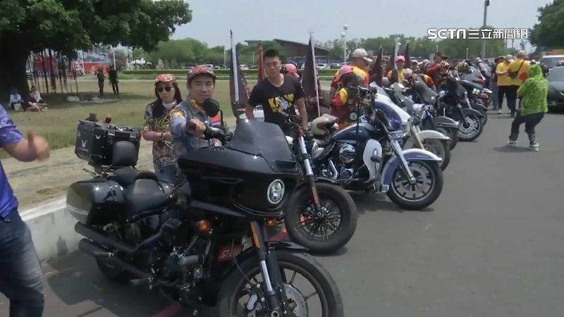 恭迎大甲媽祖　上百台哈雷重機一字排開
