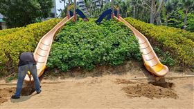 新竹市中央公園沙坑遭插2根樹枝 警方已排除新竹市中央公園滑梯下方沙坑遭人插了2根樹枝，警方得知訊息到場將樹枝移除，竹市府城市行銷處人員23日也派員完成清潔沙坑，經檢查後已無異物。（新竹市議員劉康彥提供）中央社記者魯鋼駿傳真 112年4月23日