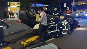 內湖民權東路六段翻車意外。（圖／翻攝畫面）