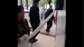 中國人搶衛生紙（圖／翻攝自@jenniferzeng97 推特）