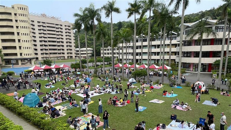 再興小學世界書香日　千人齊聚草地讀書宴