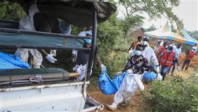 肯亞邪教洗腦「見耶穌」集體絕食，已挖出47具遺體。（圖／美聯社／達志影像）