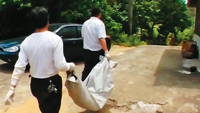 男童遭埋屍竟在路上跑！示警母：警察要來