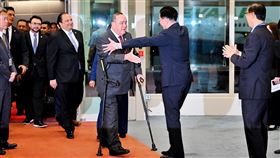 瓜地馬拉總統賈麥岱 24日清晨率團訪台瓜地馬拉共和國總統賈麥岱（右3）應政府邀請，於24日至27日率團來台進行國是訪問，訪團搭乘中華航空公司CI23班機，在清晨5時24分抵達桃園國際機場，外交部長吳釗燮（右2）前往接機，並親切擁抱賈麥岱。中央社記者吳睿騏桃園機場攝  112年4月24日