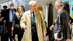 法國參議院副議長李察率團訪台（3）法國參議院副議長暨友台小組主席李察（Alain Richard）（前右2）與訪團一行5人24日抵台，李察未在桃機發表談話。中央社記者吳睿騏桃園機場攝  112年4月24日