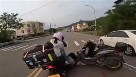 苗栗，三灣，４車追撞，機車煞不住，壓住小女孩，淒厲哭聲（圖／翻攝自爆廢公社二館）
