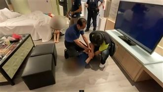 2女剛亡…男馬上揪女開毒趴！房內畫面曝