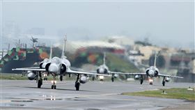 幻象戰機實施列隊滑行滑進機堡。（記者邱榮吉/攝影）