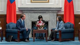 蔡英文總統今（24）日接見美國維吉尼亞州州長楊京（Glenn Youngkin）。（圖／總統府提供)