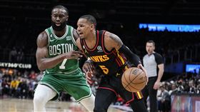 ▲莫瑞（Dejounte Murray）賽後疑似刻意撞擊裁判。（圖／美聯社／達志影像）