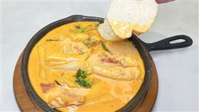 bb.q CHICKEN推出由韓國bb.q研發融合韓國現今流行，以散發奶油香氣呈現宛如玫瑰般粉嫩色調的「培根奶奶玫瑰年糕」。（圖／品牌業者提供）