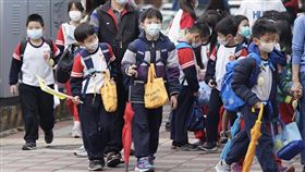 少子化問題加劇  恐衝擊國防人力根據內政部公布的2022年人口統計數據，台灣連續3年人口負成長，新生兒人數也創統計以來新低。學者分析，113年恢復1年制義務役，可讓所有役男進入軍中，國軍應好好運用1年制義務役人力，彌補常備部隊人力需求。有家長10日在台北市北投區接小孩放學。中央社記者徐肇昌攝  112年1月10日