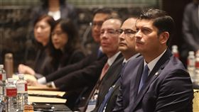 瓜國經濟部長：降低投資限制盼更多台商設廠外交部與外貿協會24日在台北舉辦「瓜地馬拉共和國投資商機說明會」，瓜地馬拉經濟部長羅薩雷斯（Janio Moacyr Rosales Alegria）（右）表示，已著手降低投資法規限制，希望藉優惠及便利措施吸引更多業者，「瓜地馬拉大門永遠為大家敞開」。中央社記者鄭傑文攝  112年4月24日