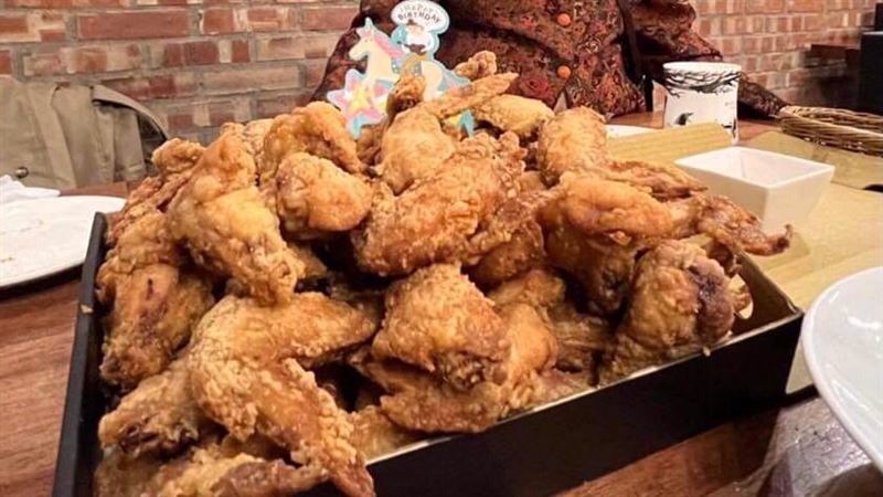 網崩潰！薄多義「幾歲送幾隻雞翅」不辦了