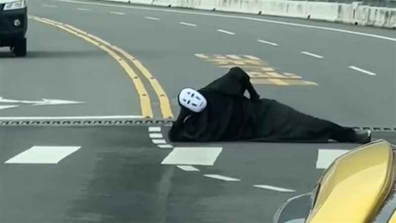 無臉男躺金崙大橋斑馬線　警查辦開罰