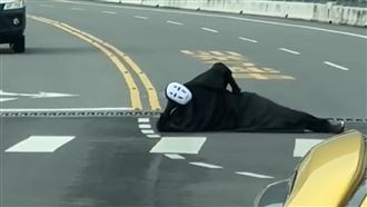 無臉男躺金崙大橋斑馬線　警查辦開罰