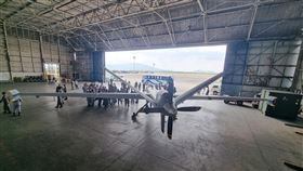 美中競逐 菲美軍演展示MQ-9死神無人機菲律賓和美國「肩並肩」聯合軍演進入最後一週，23日在蘇比克灣向菲國士兵展示MQ-9死神無人偵察機。中央社記者陳妍君蘇比克灣攝 112年4月24日