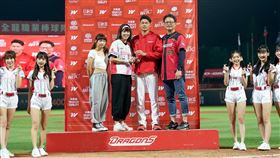 曹祐齊奪下職棒一軍首勝還拿下單場MVP殊榮，賽後開心和家人們合影。（圖／味全龍提供）