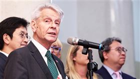 李察率訪團一行參訪立法院議場（2）法國參議院副議長暨友台小組主席李察（Alain Richard）（前左）訪問團24日下午參訪立法院，並接受台灣媒體聯訪。中央社記者趙世勳攝 112年4月24日