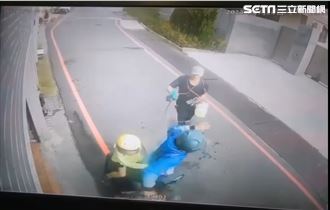 父子遭鄰居老翁狂噴汽油　勇父一拳打趴他