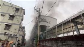 今（25）早約7點19分，台南市永康區大灣路一間學生套房宿舍發生火警，竄出陣陣黑煙。