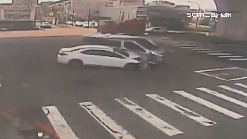 疑轉彎未禮讓　台中廂型車撞轎車2人受傷