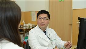 李定洲醫師指出，腦膜瘤的發生率佔整體腦瘤的三分之一，尤其好發於30歲至50歲成人，其中以女性居多，男女比約1:2。。（圖／台北慈濟醫院提供）