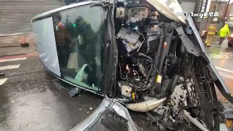 84歲翁買新車自撞　汽油漏滿地驚險搶救