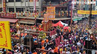大甲媽奉天宮祝壽大典　萬名信徒人潮塞爆