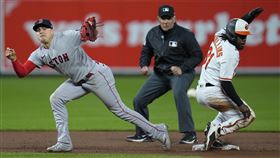 ▲赫南德茲（Enrique Hernandez）美技撲接後，傳球卻砸到壘審屁股。（圖／美聯社／達志影像）