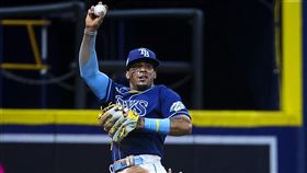 ▲法蘭柯（Wander Franco）越區辦案空手接殺飛球。（圖／翻攝自光芒推特）