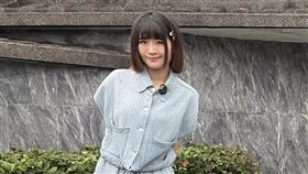 樂天女孩凱伊與頻道「看你老墓」主持人娃娃與日治時期臺灣總督明石元二郎墓前鳥居合影。（紅心字會提供）