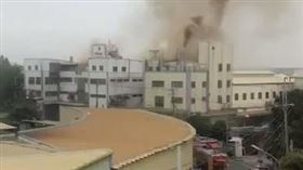 新／彰化聯華食品廠大火　多人受困搶救中（圖／翻攝畫面）