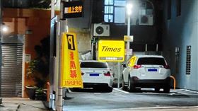 頭一次見到「迷你停車場」超驚訝！2台車就停滿　內行曝真實用途。（圖／翻攝自路上觀察學院臉書）