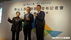 南山人壽透過發展「外溢商品分群分眾」、「保險擴大連結健康服務」、「數位工具優化」三大面向健康策略，帶來更全面的健康守護。圖左至右為南山人壽健康照護企劃部副總陳碧玉、商品研發資深副總陳維新、商品行銷推廣部協理黃智宏。（圖／記者戴玉翔攝影）