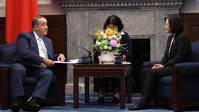 賈麥岱與蔡總統雙邊會晤  強調世界需要台灣總統蔡英文（右）25日下午與瓜地馬拉共和國總統賈麥岱（Alejandro Eduardo Giammattei Falla）（左）舉行雙邊會晤，賈麥岱表示，台灣的國號與國旗應在聯合國閃耀，擁有完整的代表權以及會員席次，強調世界需要台灣。中央社記者鄭傑文攝  112年4月25日