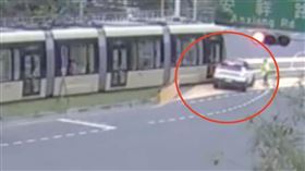 安坑輕軌第一撞！休旅車「違規左轉」遭撞