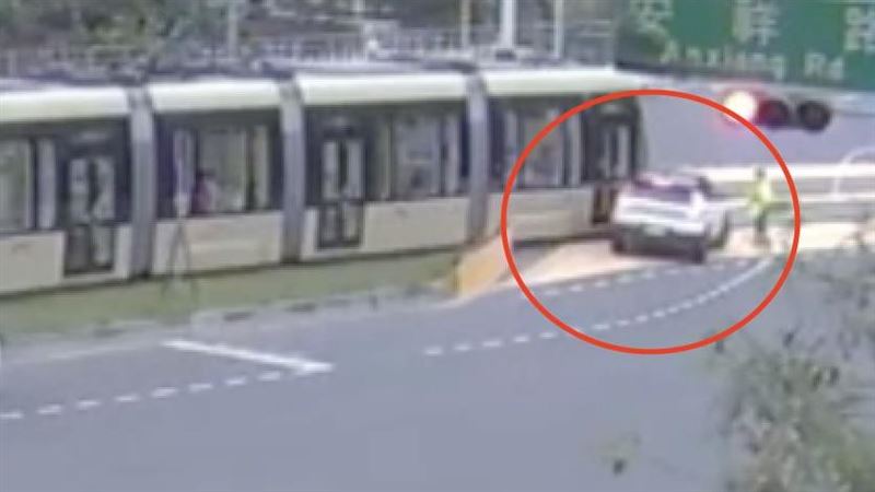 安坑輕軌第一撞！休旅車「違規左轉」遭撞