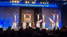 台灣啦啦隊赴美比賽奪冠…領獎卻被播「中國國歌」！觀眾急喊這3字救場（圖／翻攝自中華啦協）