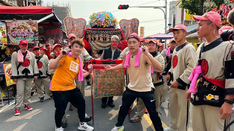 首次主持大甲媽遶境！余祥銓體驗扛轎超喘